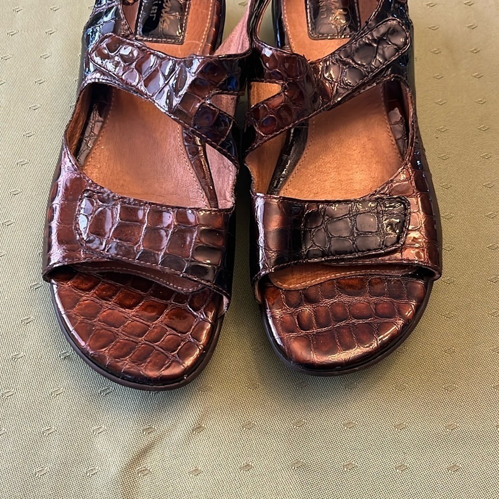 Clarks Brown Crocodile Pattern Sandals size 8.5